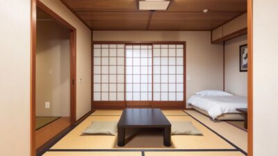 Interior ryokan tradisional dengan lantai tatami dan futon, akomodasi autentik untuk wisata ke Jepang
