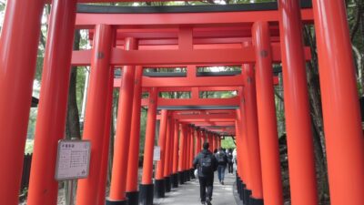 Kuil Fushimi Inari dengan gerbang torii merah, destinasi wisata dalam panduan turis Indonesia di Jepang Kuil Fushimi Inari dengan gerbang torii merah, destinasi wisata dalam panduan turis Indonesia di Jepang