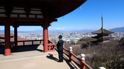 foto prewedding Kuil Kiyomizu-dera dengan pemandangan kota Kyoto