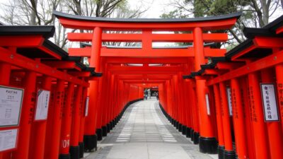 Gambar Kuil Fushimi Inari dengan ribuan gerbang Torii berwarna merah terang