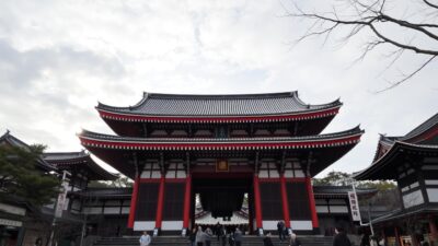 Gambar Kuil Sensoji di Tokyo dengan gerbang Kaminarimon yang ikonik