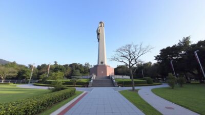 Gambar Nagasaki Peace Park dengan Patung Perdamaian yang menjulang tinggi