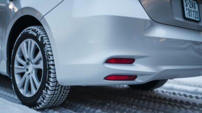Gambar mobil sewa di Jepang dengan ban musim dingin